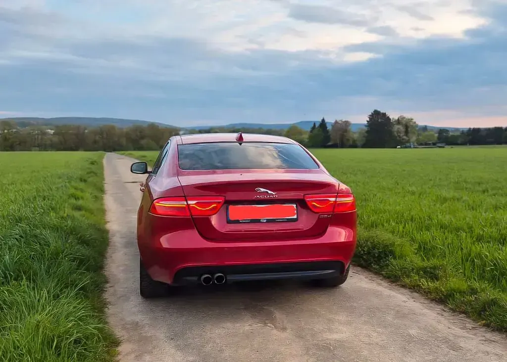 Gebraucht Jaguar XE Prestige 179 PS (131 kW) 2016 Rot Limousine