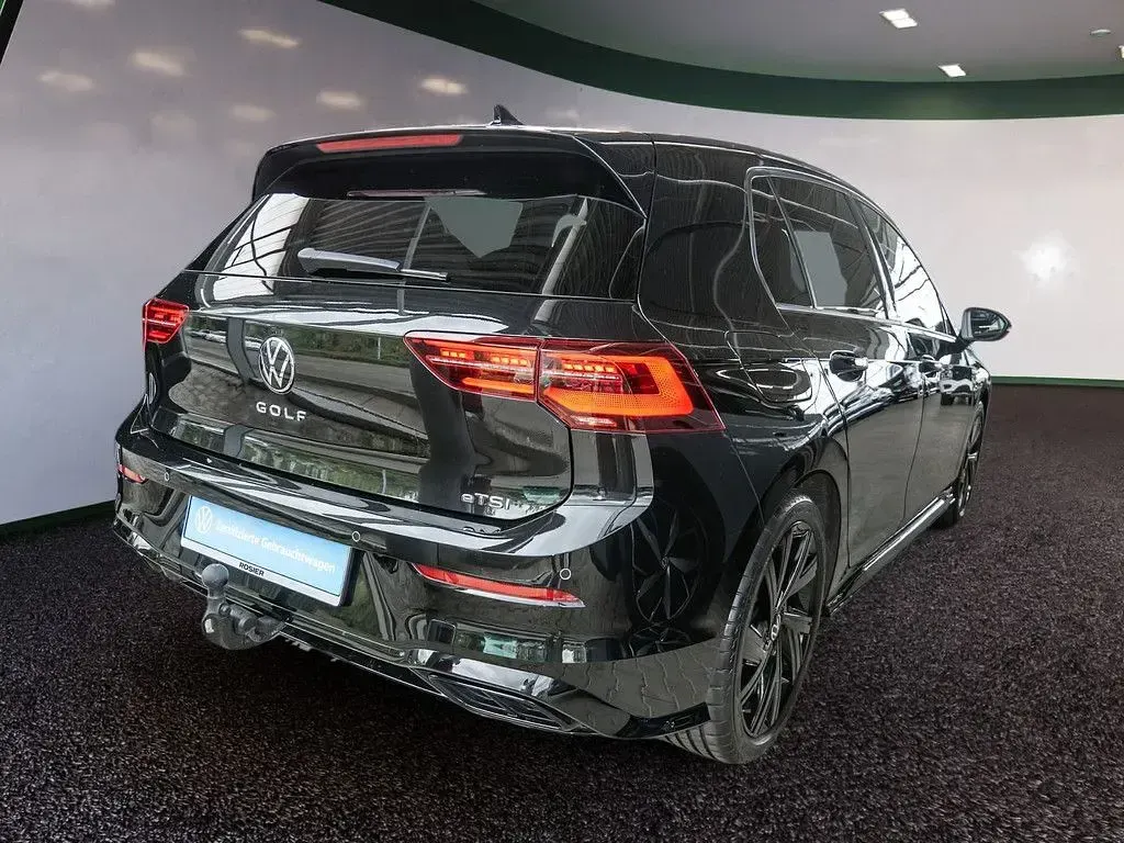 Gebraucht VW Golf VIII R-line 150 PS (110 kW) 2024 Schwarz / grenadillschwarz Limousine