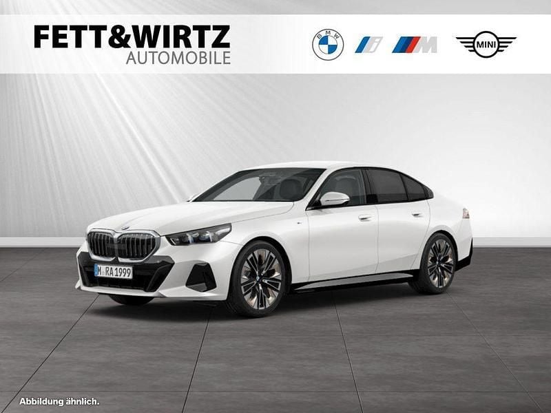 Mineralweiss Gebraucht 2024 BMW 520 M Sport Limousine | 51.990 € (Superpreis) - Bild 1/3