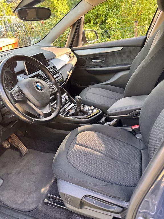 Grau Gebraucht 2018 BMW 216 Active Tourer Van / Kleinbus | 10.900 € (Guter Preis) - Bild 1/4