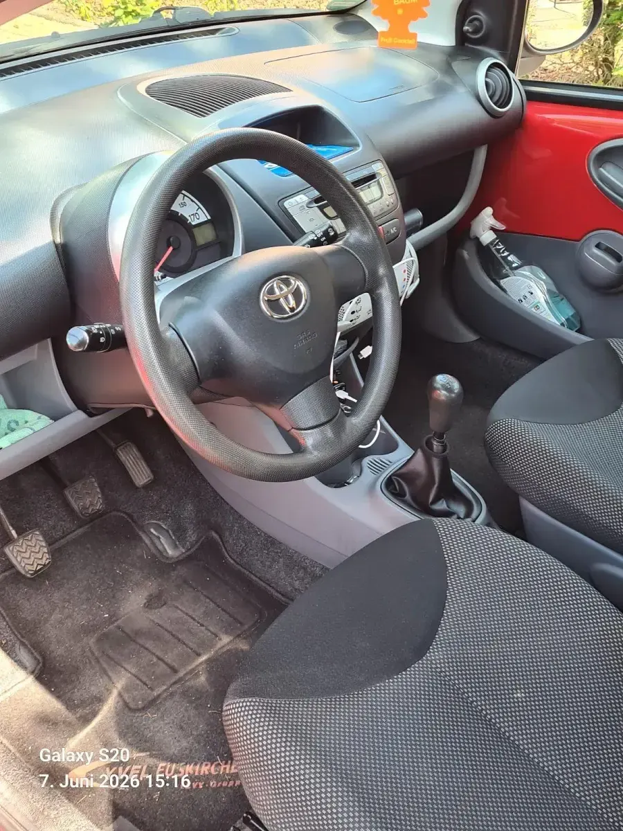 Gebraucht Toyota Aygo 60 PS (44 kW) 2011 Rot Kleinwagen