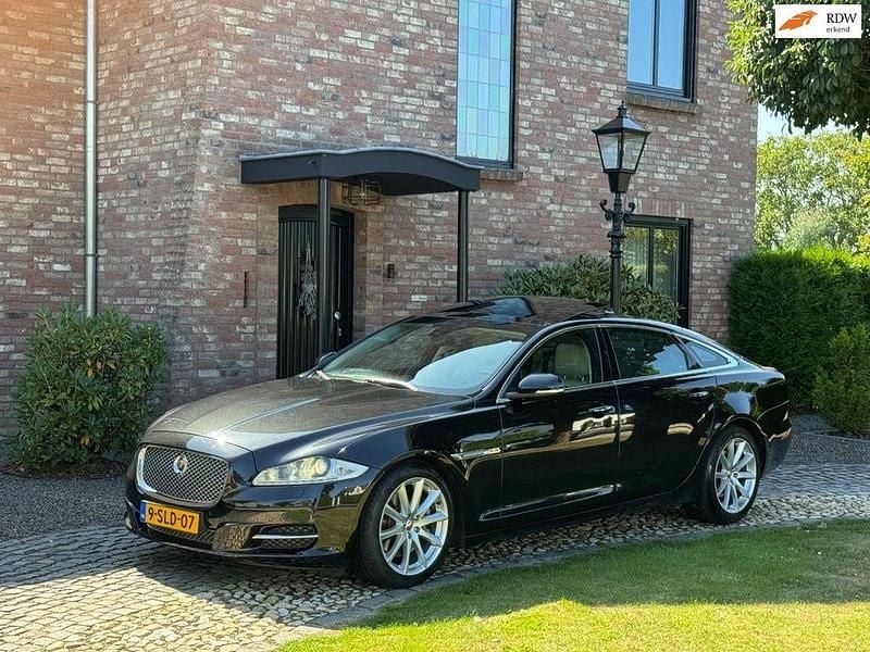 Schwarz Gebraucht 2013 Jaguar XJL Portfolio Limousine | 10.710 € - Bild 1/4