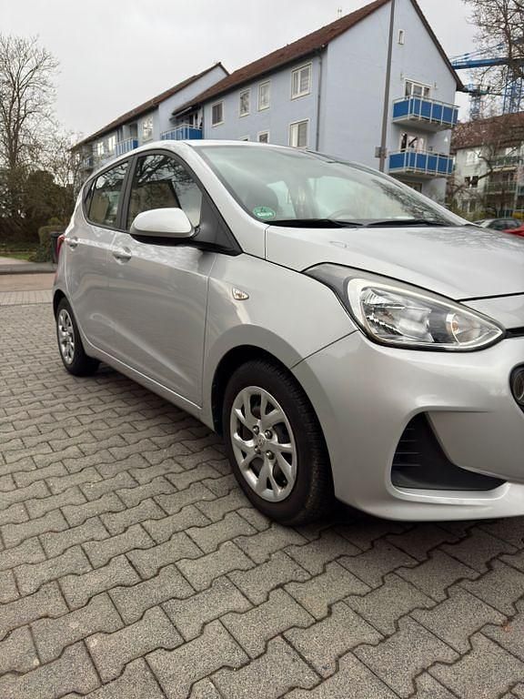 Gebraucht Hyundai i10 Classic 67 PS (49 kW) 2017 Silber Kleinwagen