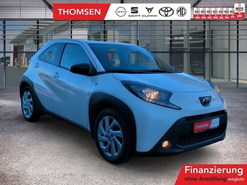 Super white 2 Gebraucht 2023 Toyota Aygo Play Kleinwagen | 14.785 € (Guter Preis) - Bild 1/4