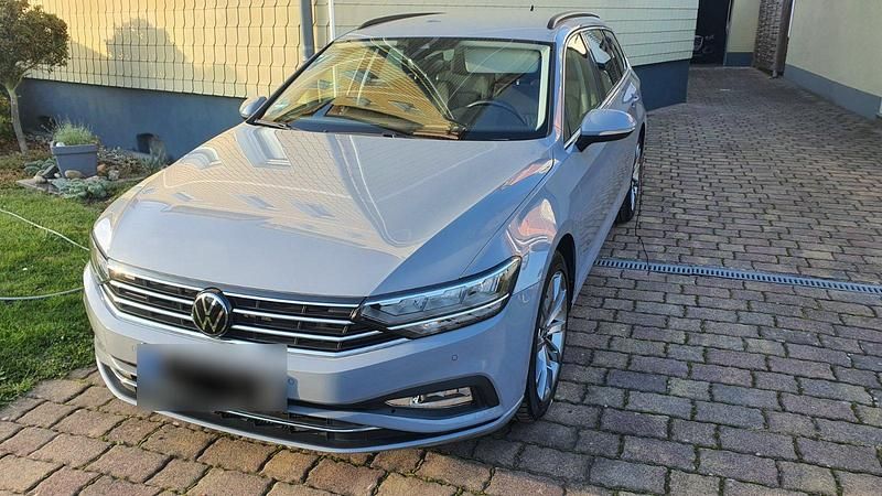 Grau Gebraucht 2023 VW Passat Business Kombi | 23.900 € (Guter Preis) - Bild 1/4