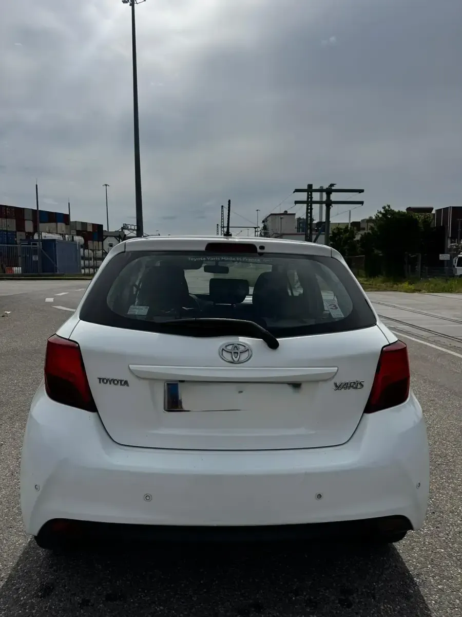 Gebraucht Toyota Yaris 90 PS (66 kW) 2015 Weiß Kleinwagen
