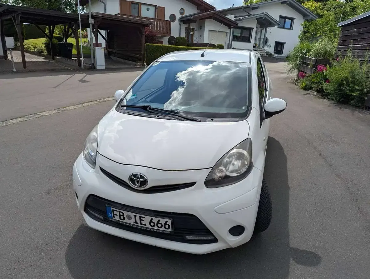 Gebraucht Toyota Aygo Edition 68 PS (50 kW) 2012 Weiß Kleinwagen