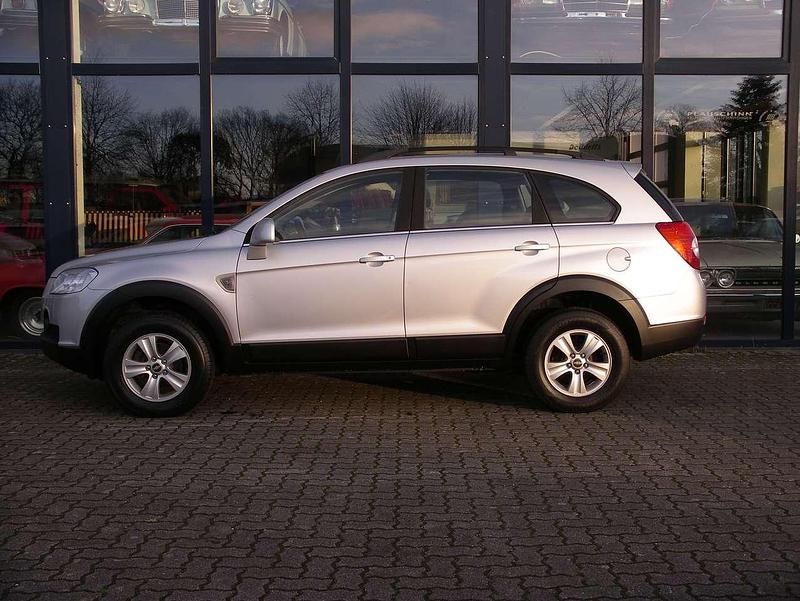 Gebraucht Chevrolet Captiva LS 150 PS (110 kW) 2010 Argon silber/ice silver (m2) SUV