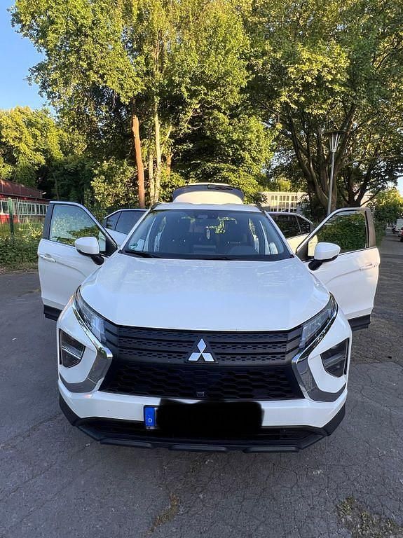 Weiß Gebraucht 2022 Mitsubishi Eclipse Cross Basis SUV | 20.599 € (Fairer Preis) - Bild 1/4