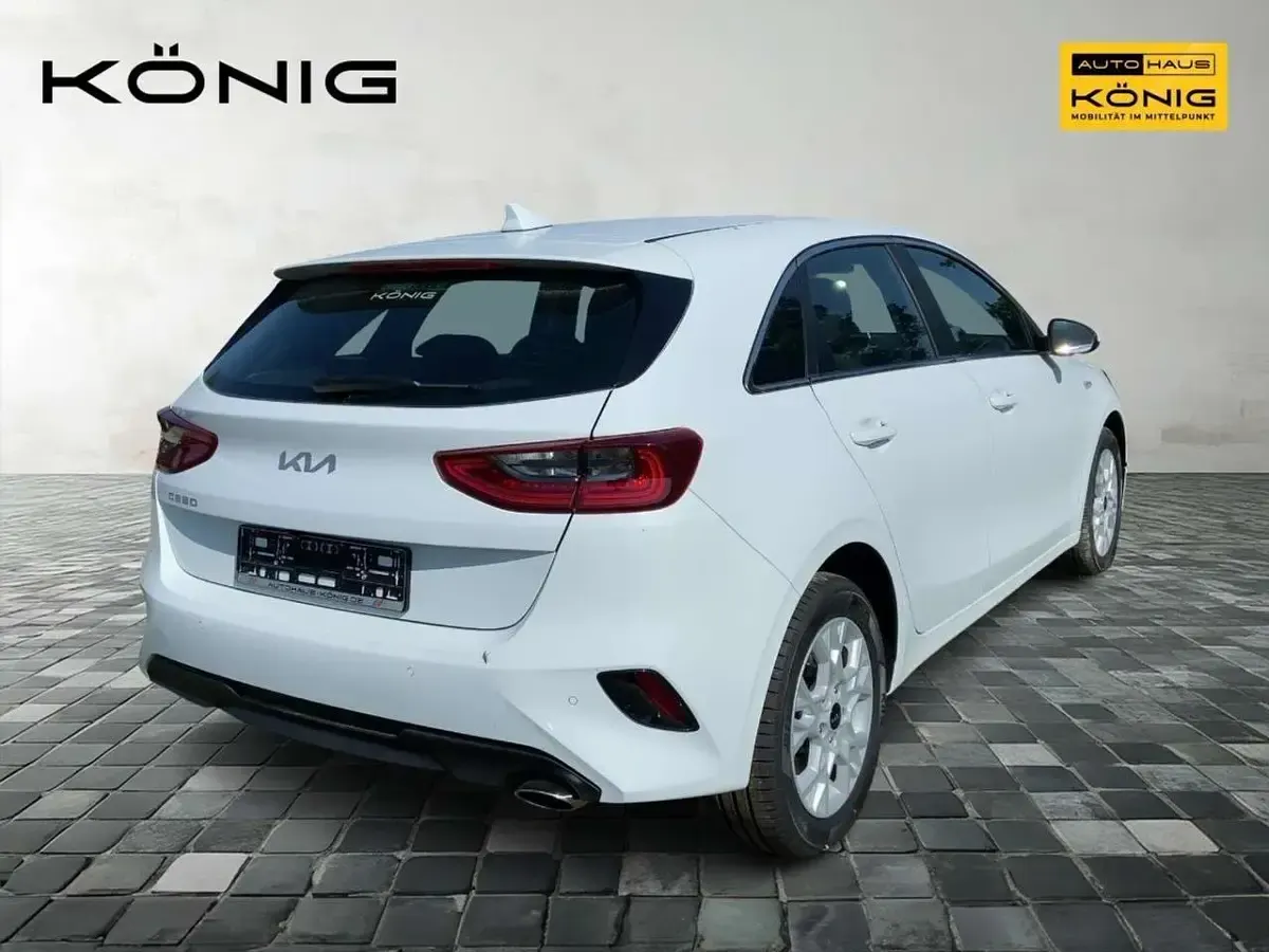 Neu Kia Ceed Vision 140 PS (102 kW) 2025 Carraraweiß Kleinwagen