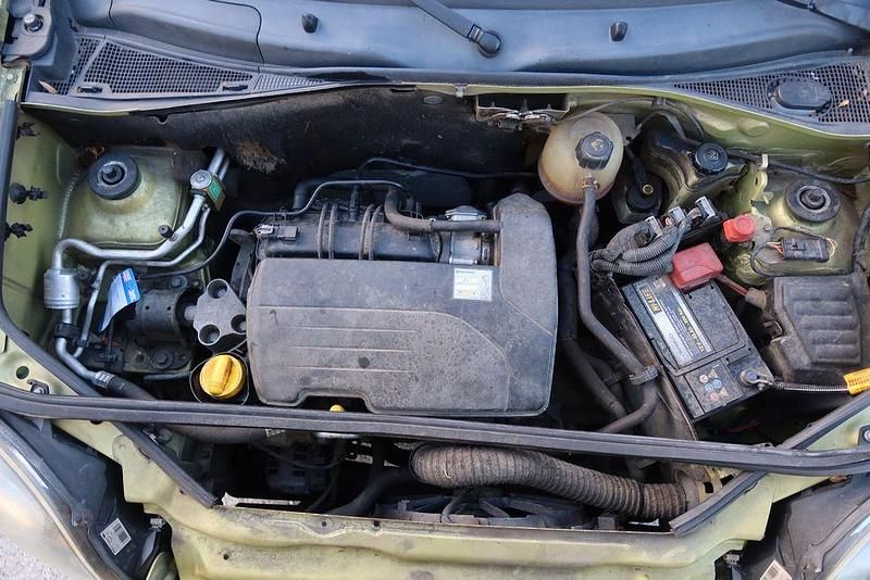 Usado Renault Kangoo 75 HP (55 kW) 2005 Verde Monovolume