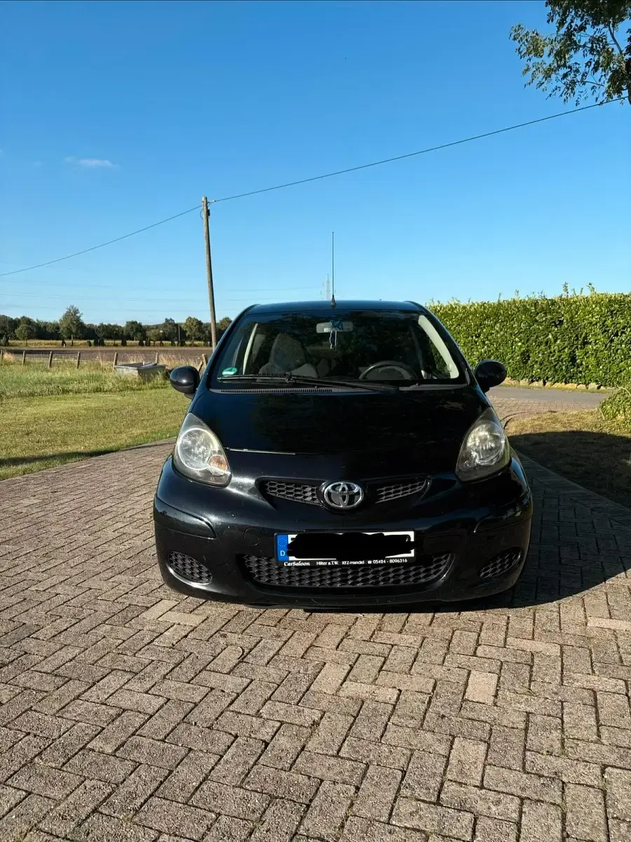 Gebraucht Toyota Aygo 68 PS (50 kW) 2011 Schwarz Kleinwagen