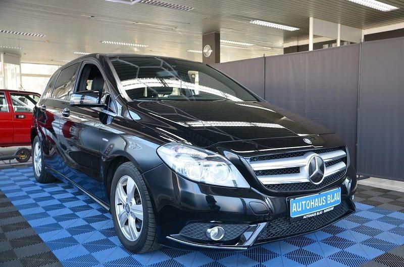Gebraucht Mercedes B180 122 PS (89 kW) 2012 Schwarz Van / Kleinbus