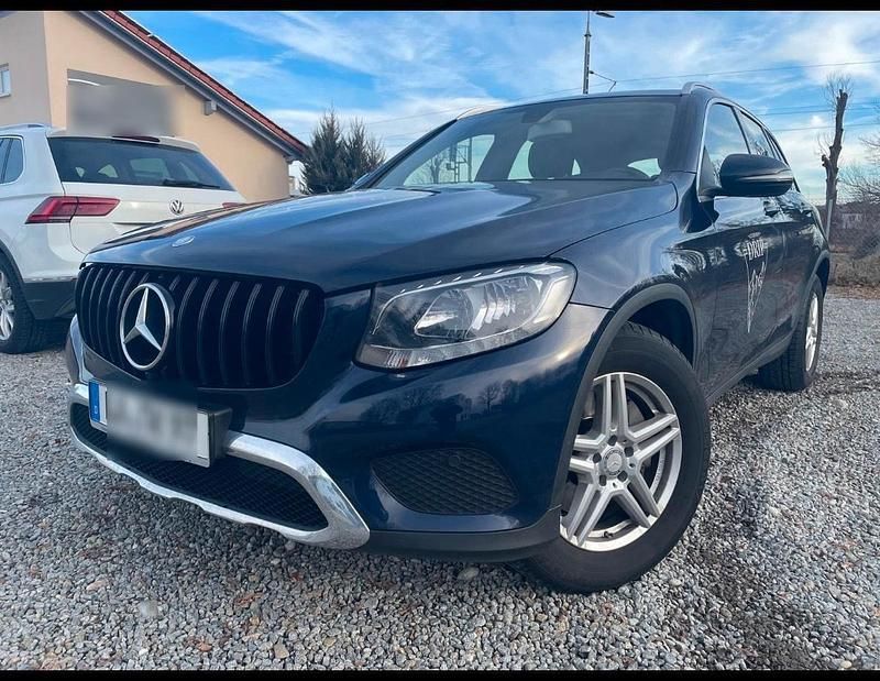 Blau Gebraucht 2016 Mercedes GLC250 AMG line SUV | 23.800 € (Guter Preis) - Bild 1/4