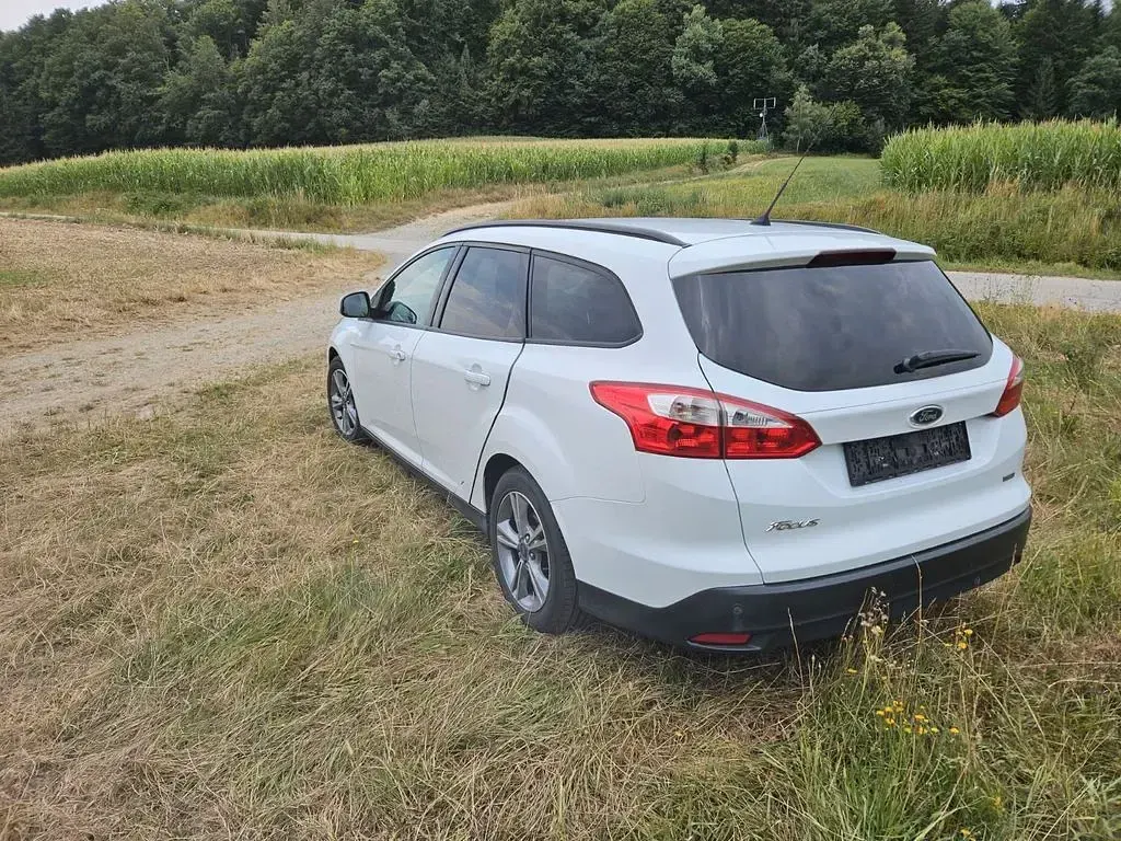 Gebraucht Ford Focus SYNC Edition 125 PS (91 kW) 2014 Weiß Limousine
