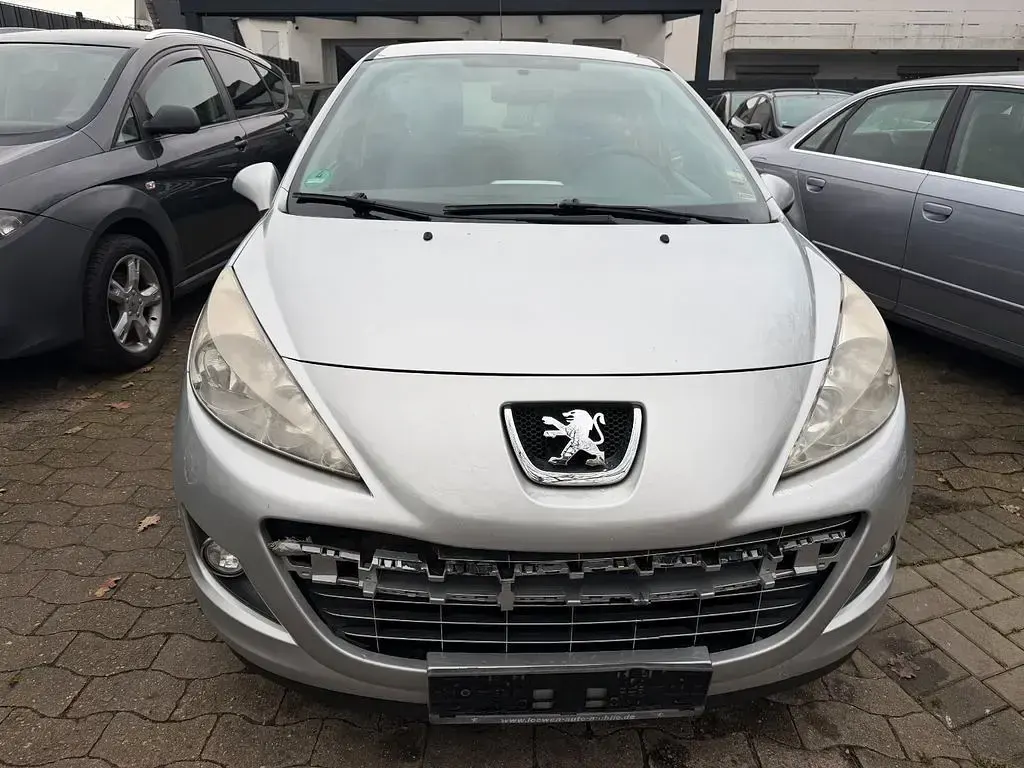 Gebraucht Peugeot 207 Forever 95 PS (69 kW) 2012 Silber Kleinwagen