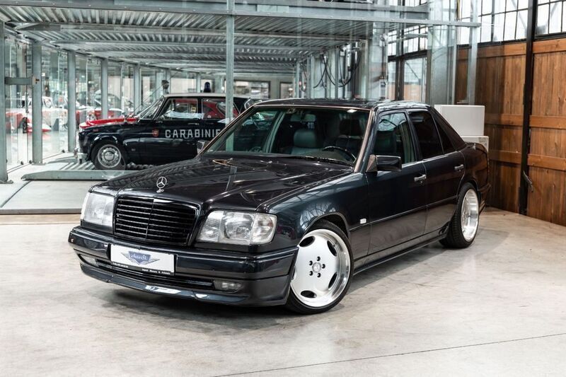 Sapphire black sonderlackier Gebraucht 1995 Mercedes E320 Limousine | 31.890 € - Bild 1/4