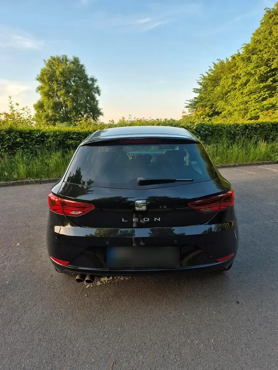 Używany Seat Leon 125 KM (91 kW) 2018 Czarny Hatchback