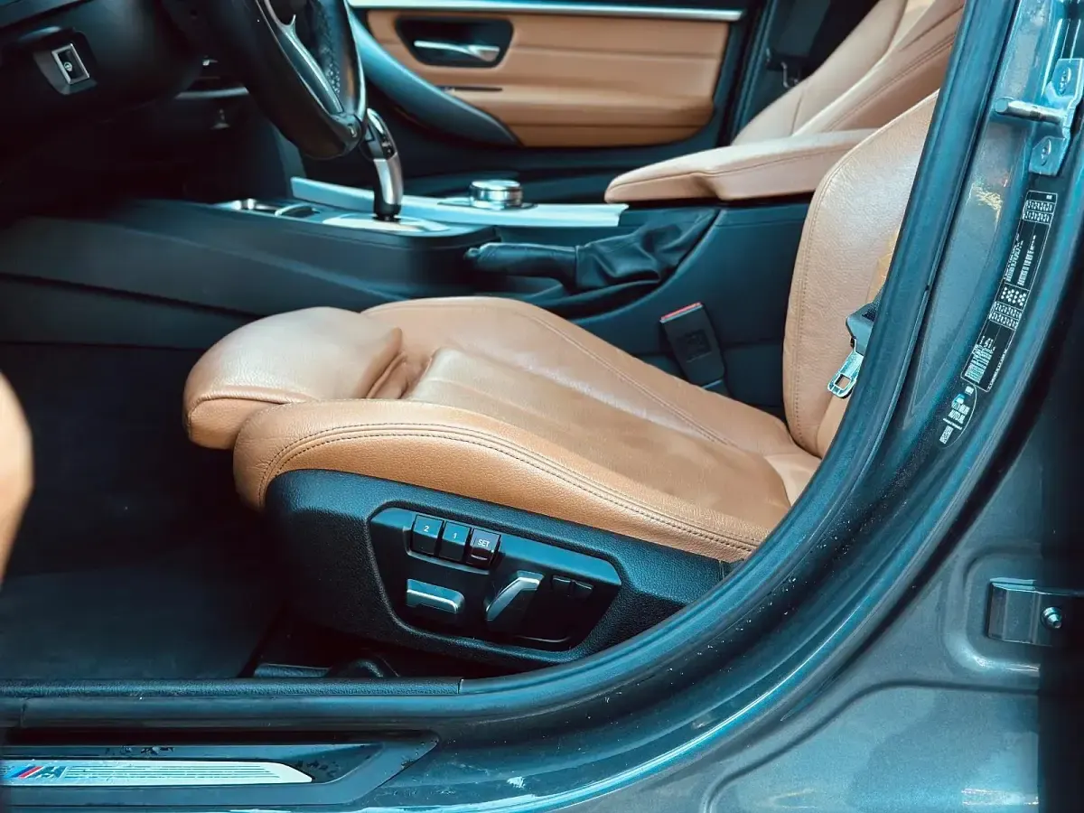 Gebraucht BMW 318 M Sport 136 PS (100 kW) 2019 Grau Kombi