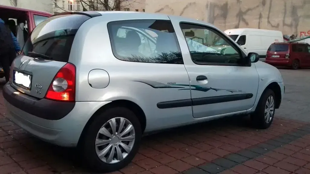 Używany Renault Clio II Authentique 58 KM (42 kW) 2003 Srebrny Sedan/Limuzyna