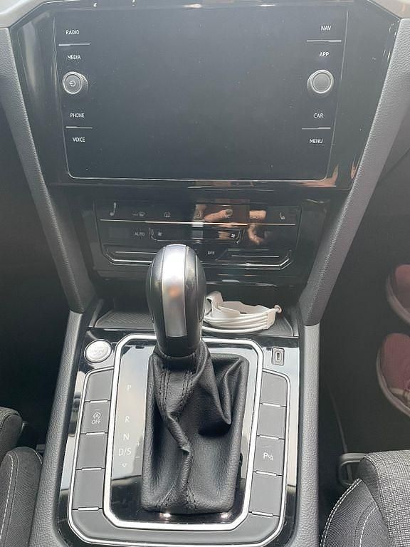 Gebraucht VW Passat 150 PS (110 kW) 2021 Grau Kombi