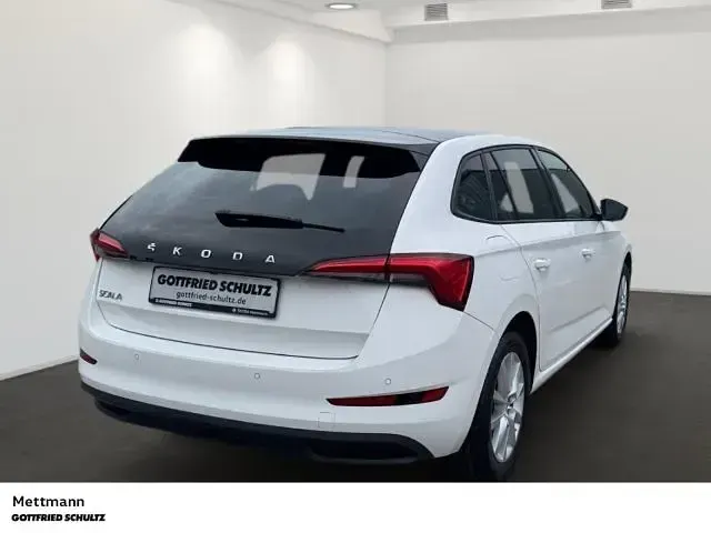 Gebraucht Skoda Scala Ambition 150 PS (110 kW) 2022 Weiß Kleinwagen
