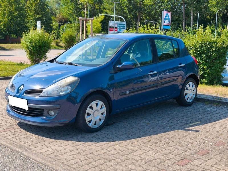 Blau Gebraucht 2008 Renault Clio II Dynamique Limousine | 1.999 € (Fairer Preis) - Bild 1/4