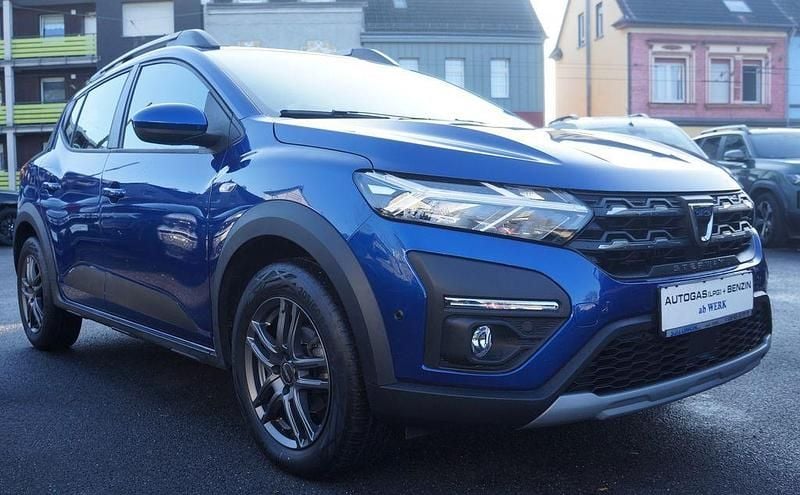 Ironblaumetallic (metallic) Gebraucht 2022 Dacia Sandero Stepway Limousine | 13.480 € (Fairer Preis) - Bild 1/4