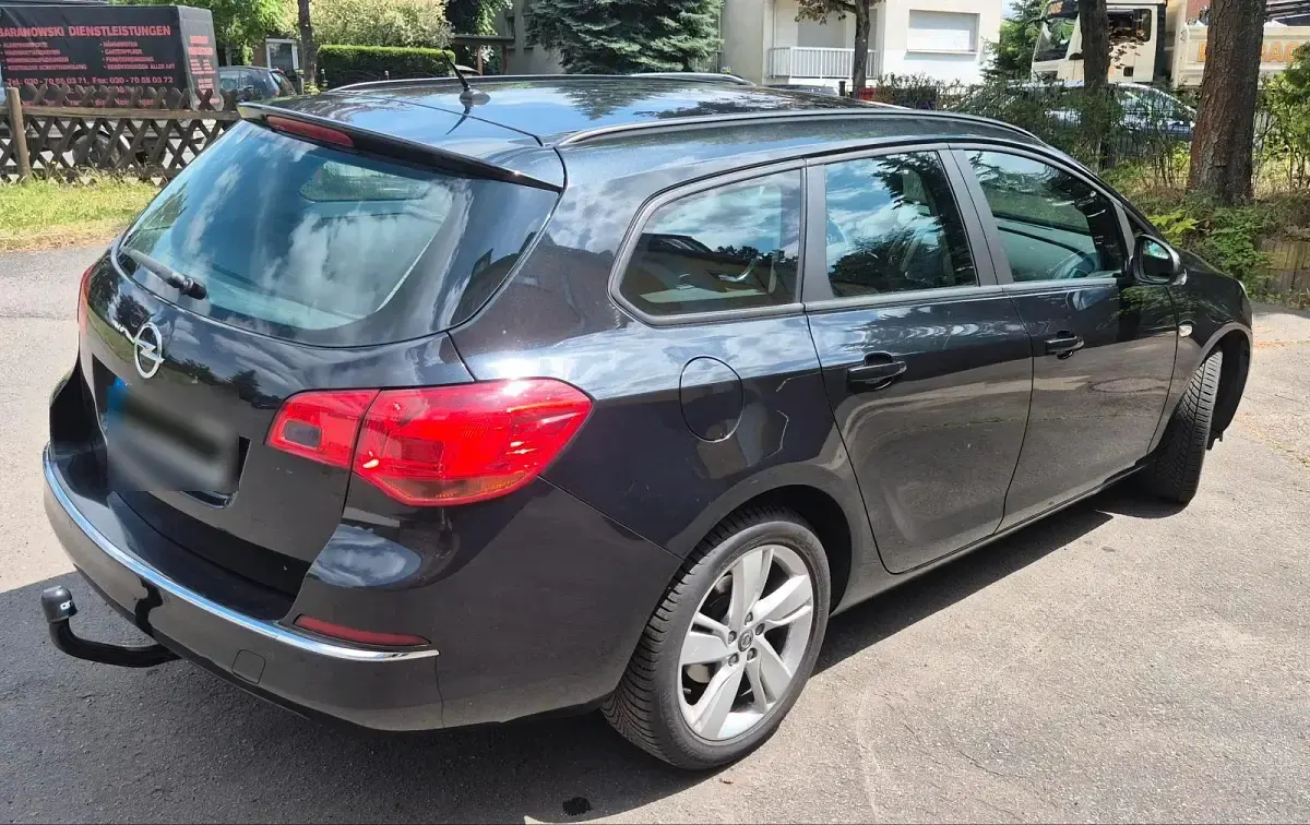 Gebraucht Opel Astra 95 PS (69 kW) 2013 Schwarz Kombi