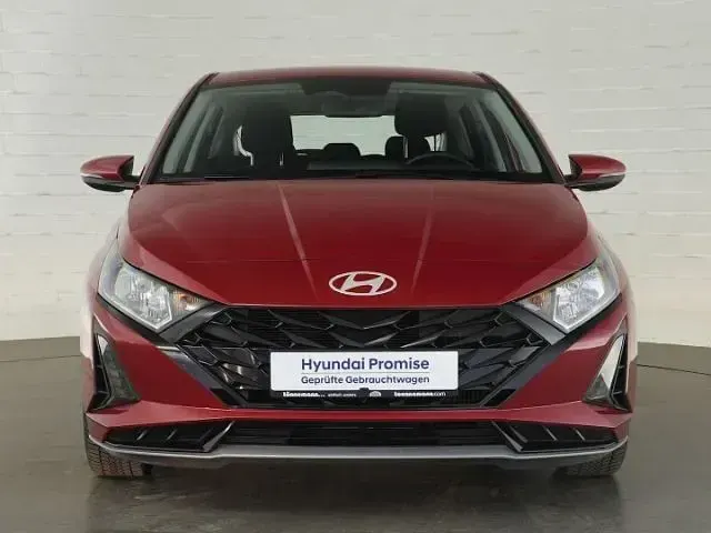 Gebraucht Hyundai i20 Trend 101 PS (74 kW) 2025 Rot Kleinwagen