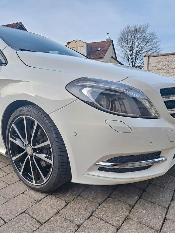 Gebraucht Mercedes B180 122 PS (89 kW) 2012 Weiß Van / Kleinbus