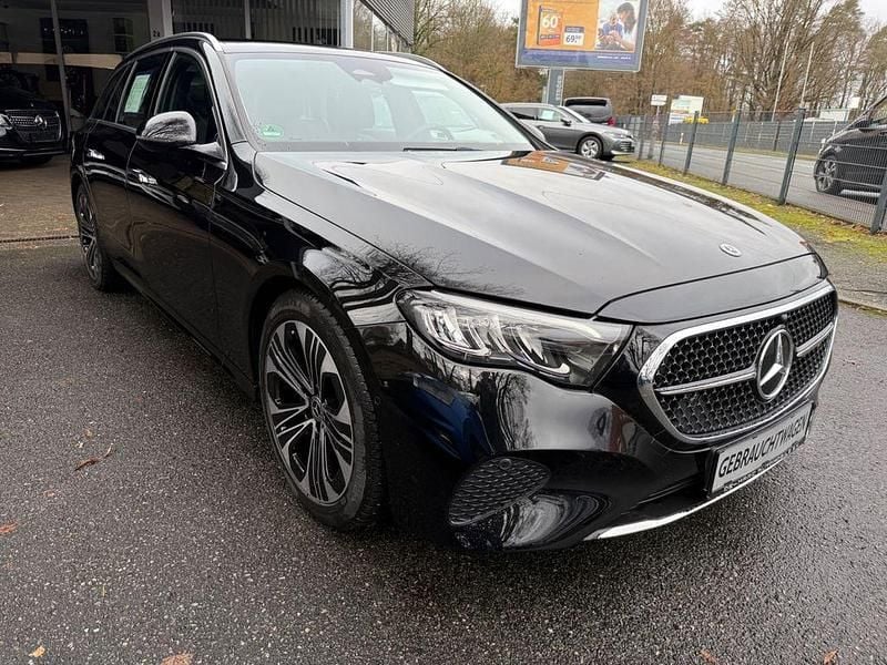 Schwarz Gebraucht 2023 Mercedes E200 Avantgarde Limousine | 42.600 € (Guter Preis) - Bild 1/4