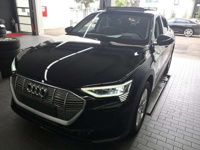 Brillantschwarz Gebraucht 2022 Audi e-tron Sportback Comfort SUV | 36.925 € (Fairer Preis) - Bild 1/2