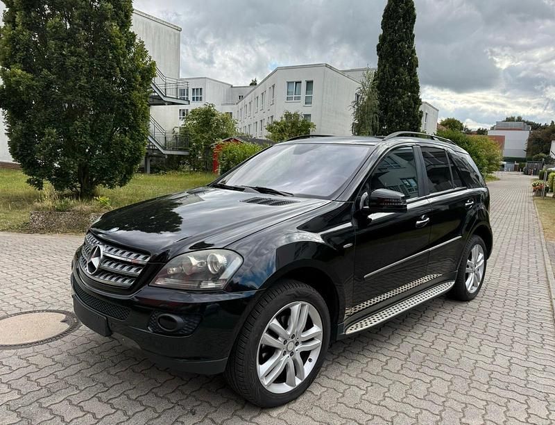 Schwarz Gebraucht 2008 Mercedes ML320 Edition SUV | 8.500 € (Guter Preis) - Bild 1/4