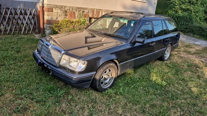 Gebraucht Mercedes 300 178 PS (130 kW) 1992 Schwarz Kombi