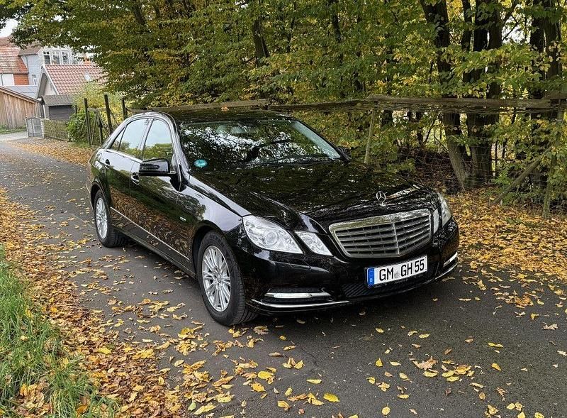 Schwarz Gebraucht 2011 Mercedes E220 Limousine | 8.900 € (Guter Preis) - Bild 1/4