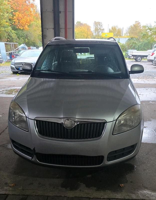 Grau Gebraucht 2008 Skoda Fabia Kleinwagen | 2.300 € - Bild 1/4