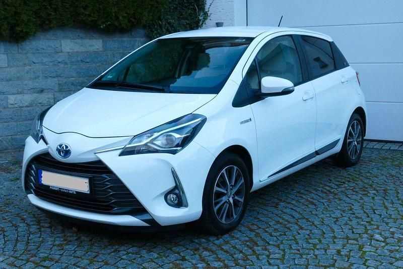 Weiß Gebraucht 2019 Toyota Yaris Hybrid Kleinwagen | 10.950 € (Guter Preis) - Bild 1/4