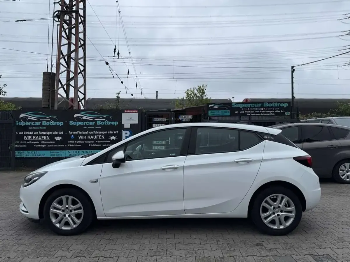 Gebraucht Opel Astra Edition 110 PS (80 kW) 2016 Schneeweiss/olympic/summit whi Limousine