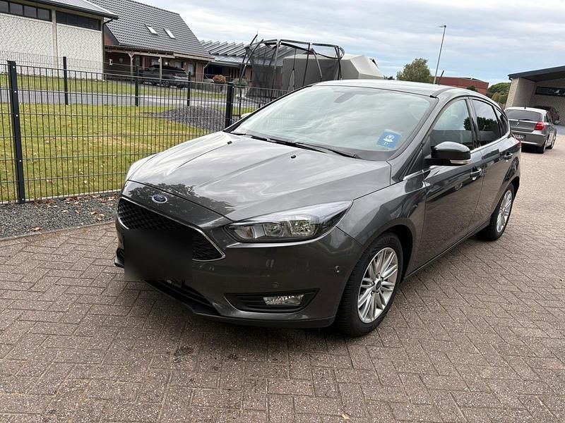 Grau Gebraucht 2018 Ford Focus Limousine | 6.400 € (Superpreis) - Bild 1/4