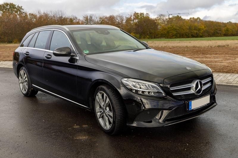Schwarz Gebraucht 2021 Mercedes C220 Avantgarde Kombi | 21.500 € - Bild 1/4