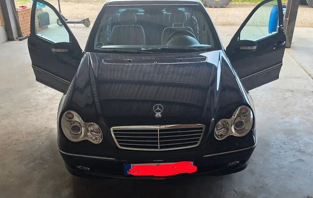 Gebraucht Mercedes 220 145 PS (106 kW) 2004 Blau Limousine
