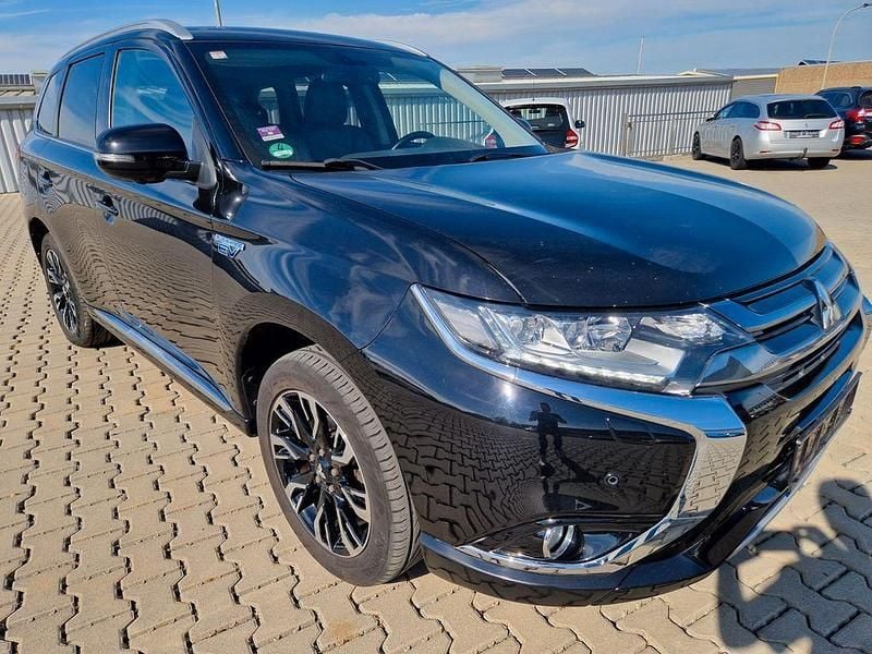 Schwarz Gebraucht 2016 Mitsubishi Outlander P-HEV Plus SUV | 12.900 € (Fairer Preis) - Bild 1/4