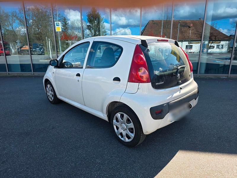Gebraucht Peugeot 107 68 PS (50 kW) 2010 Weiß Kleinwagen