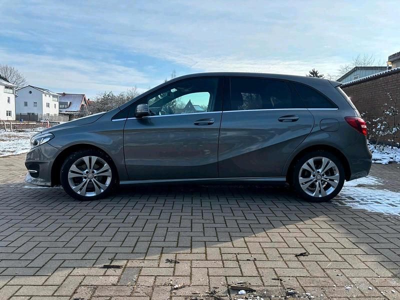 Gebraucht Mercedes B180 122 PS (89 kW) 2015 Grau Van / Kleinbus