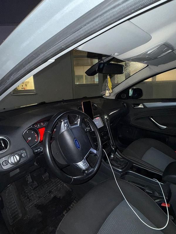 Gebraucht Ford Mondeo 115 PS (84 kW) 2011 Grau Kombi