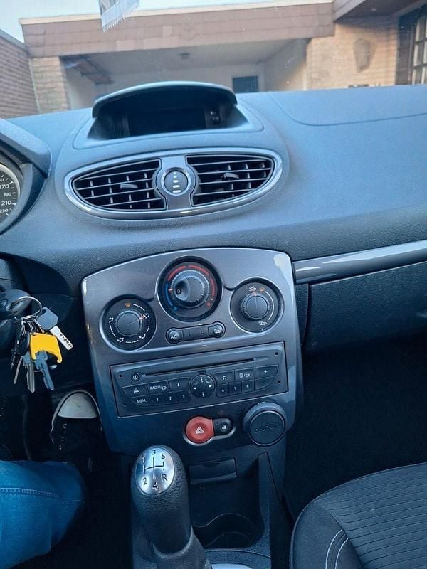 Gebraucht Renault Clio IV 75 PS (55 kW) 2013 Rot Limousine