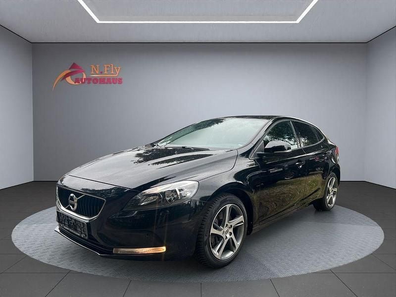 Schwarz Gebraucht 2016 Volvo V40 Kinetic Kombi | 12.980 € (Fairer Preis) - Bild 1/4