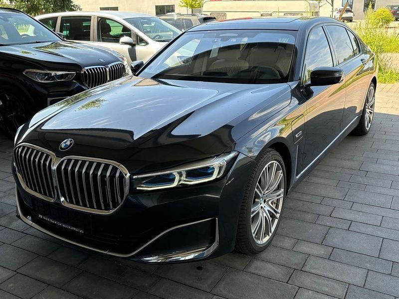 Grau Gebraucht 2022 BMW 745e Limousine | 61.900 € (Etwas zu teuer) - Bild 1/4