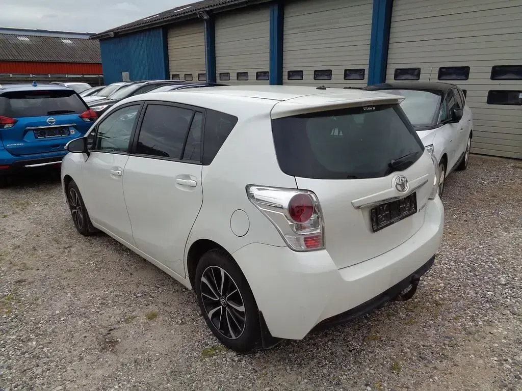 Gebraucht Toyota Verso Premium 147 PS (108 kW) 2017 Weiß Van / Kleinbus